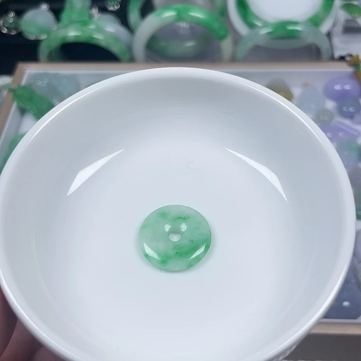 翡翠未镶嵌颈饰17、飘阳绿扣