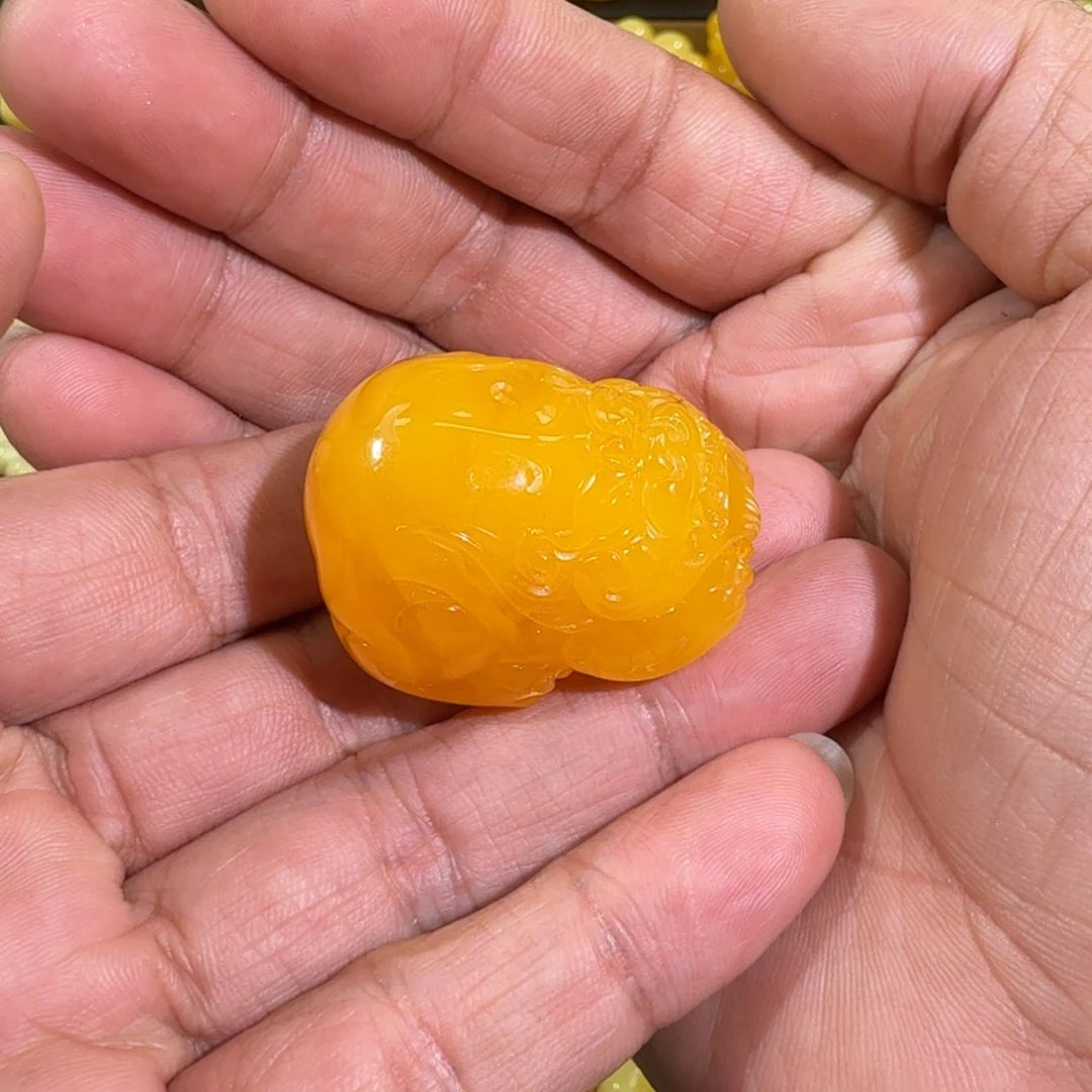琥珀裸石未镶嵌焦皮料橘红蜡雕刻貔貅17.95
