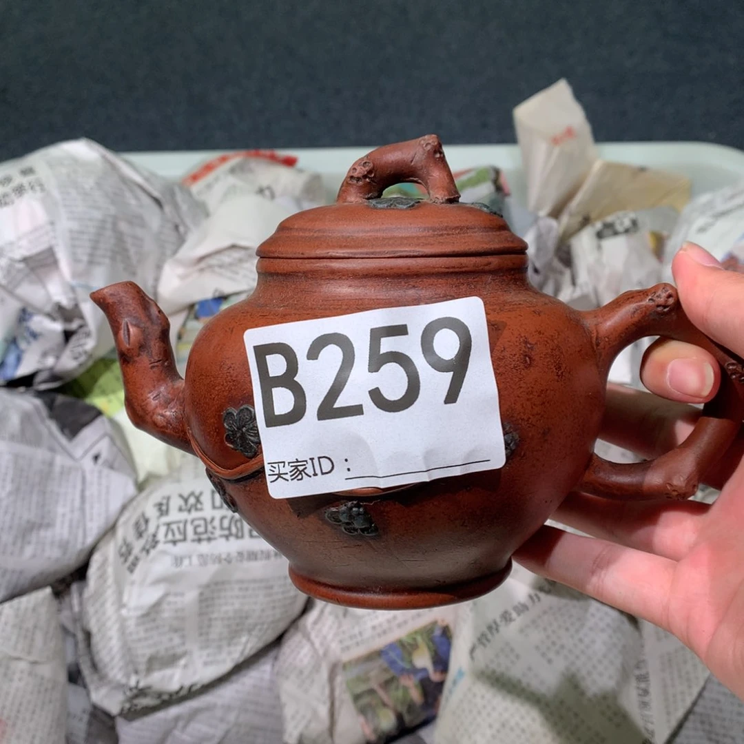 紫砂茶壶。      259