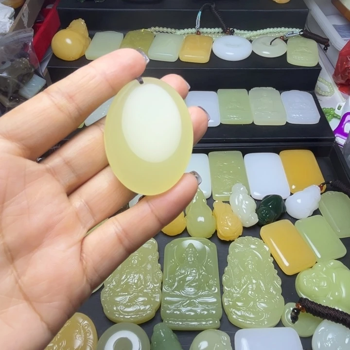 天然新疆老料椭圆形吊坠