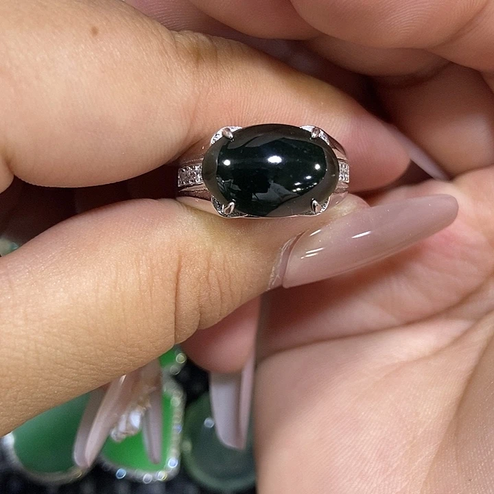 颈饰未镶嵌翡翠戒指