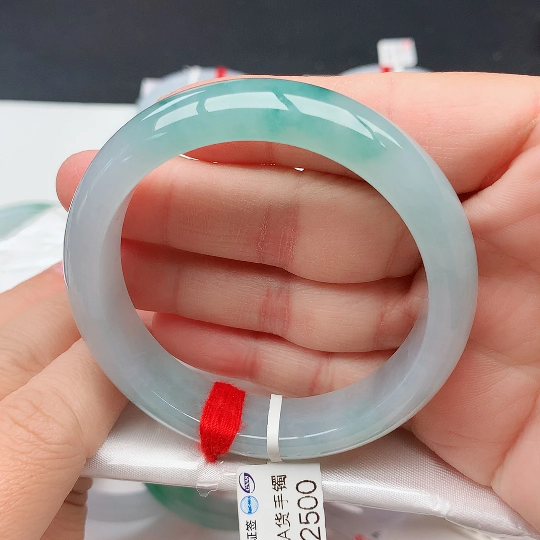 翡翠手镯未镶嵌天然翡翠