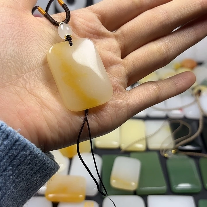 澄***行石英质玉未镶嵌颈饰