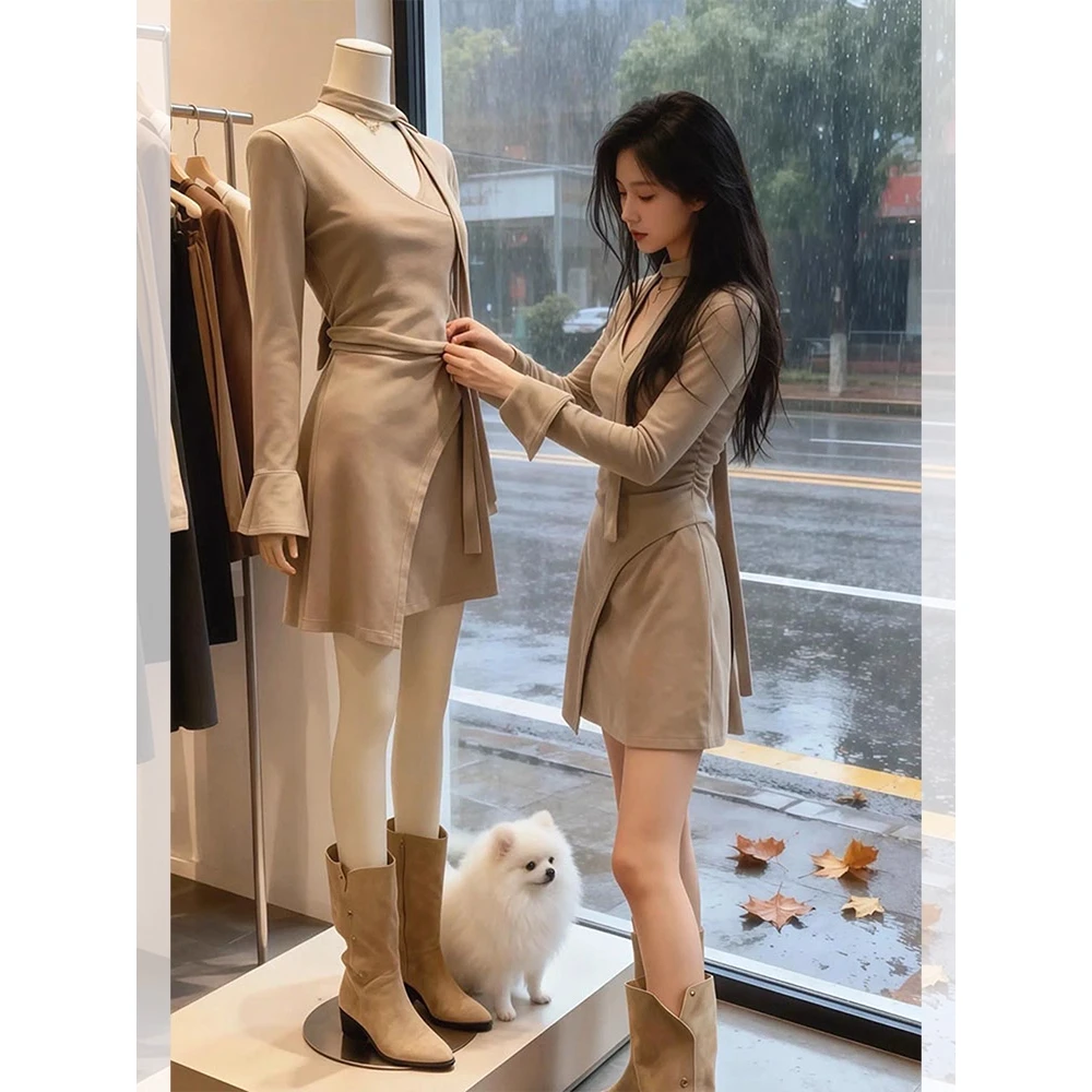 气质名媛高端女神范裙子高级感超好看绝美卡其色V领针织连衣裙女