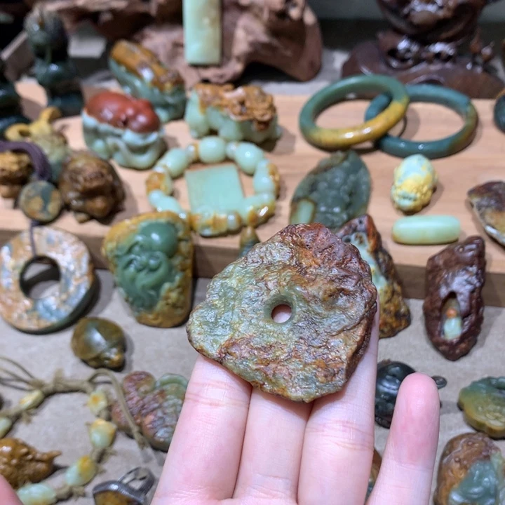 未镶嵌岫岩河磨玉（透闪石质玉）挂件