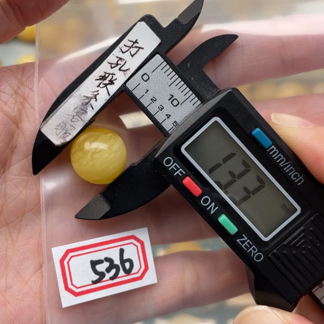 蜜蜡裸石未镶嵌艺****娃