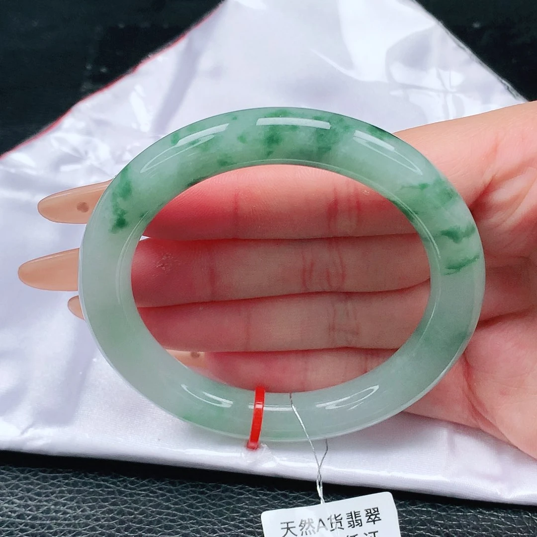 翡翠手镯未镶嵌55圈