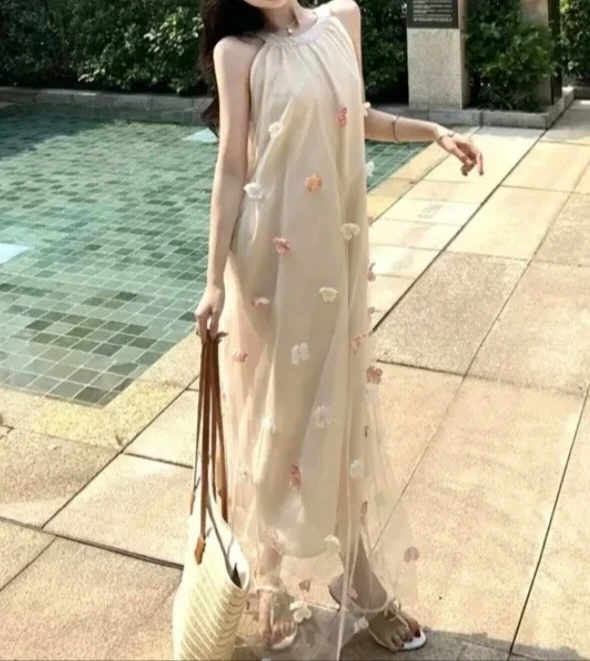 春季新款甜美温柔宽松仙气立体花朵长款挂脖背心连衣裙重工