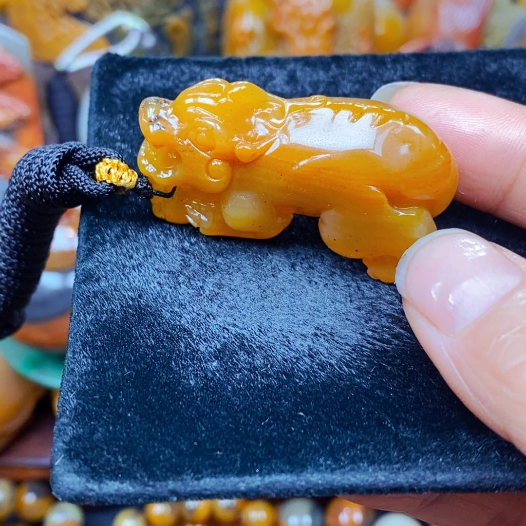 未镶嵌石英质玉（黄龙玉）颈饰