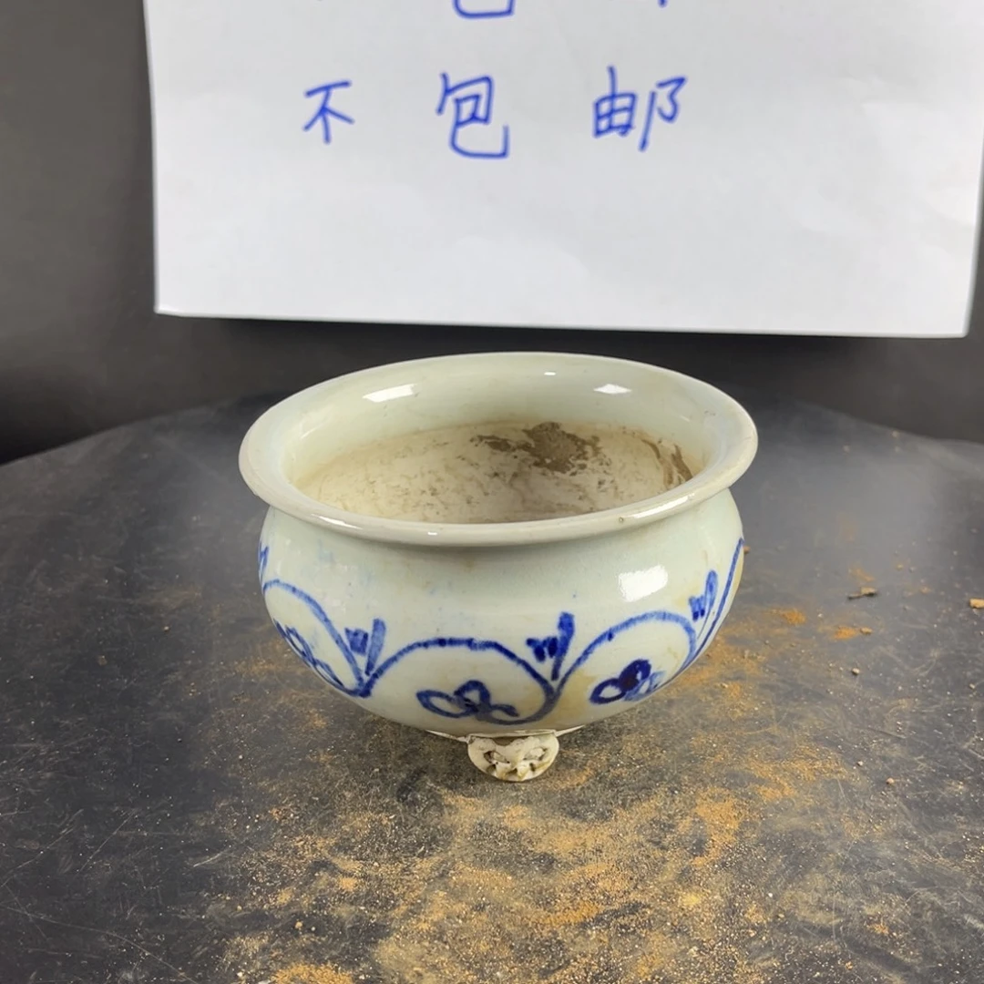 罐漂亮的小瓷器和