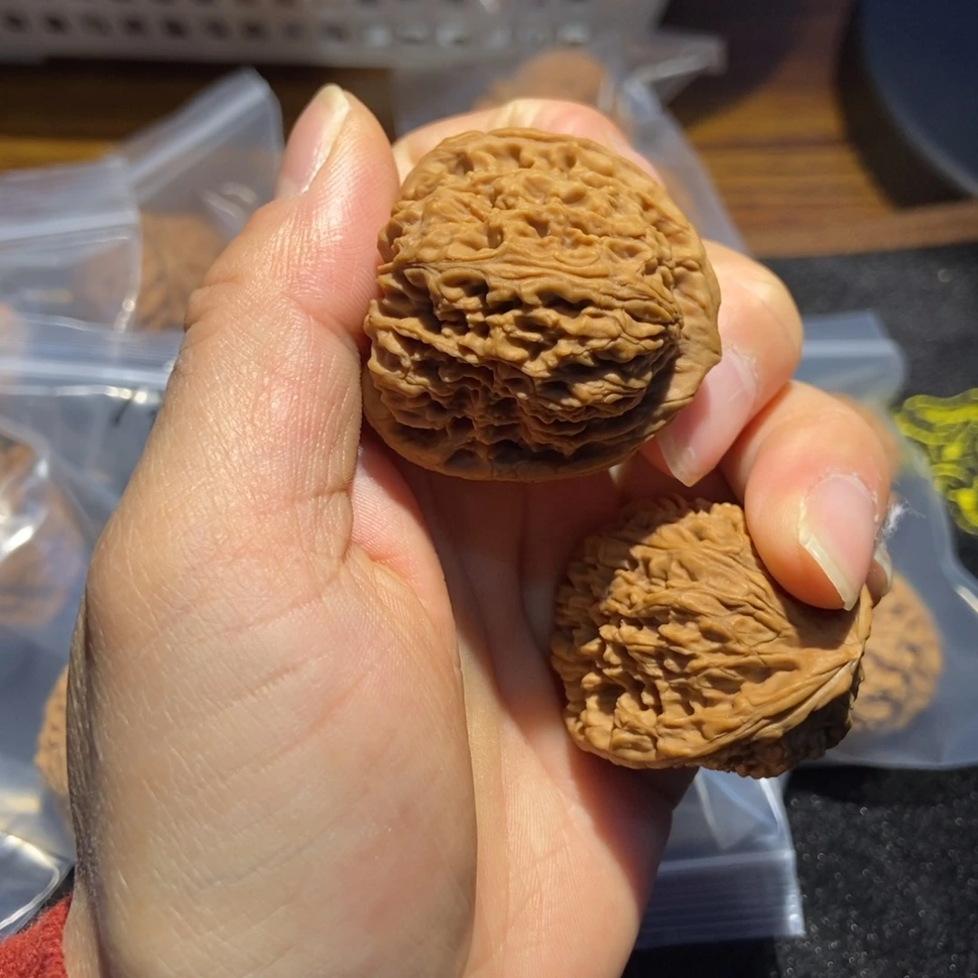 文玩核桃吊坠三角南疆石51