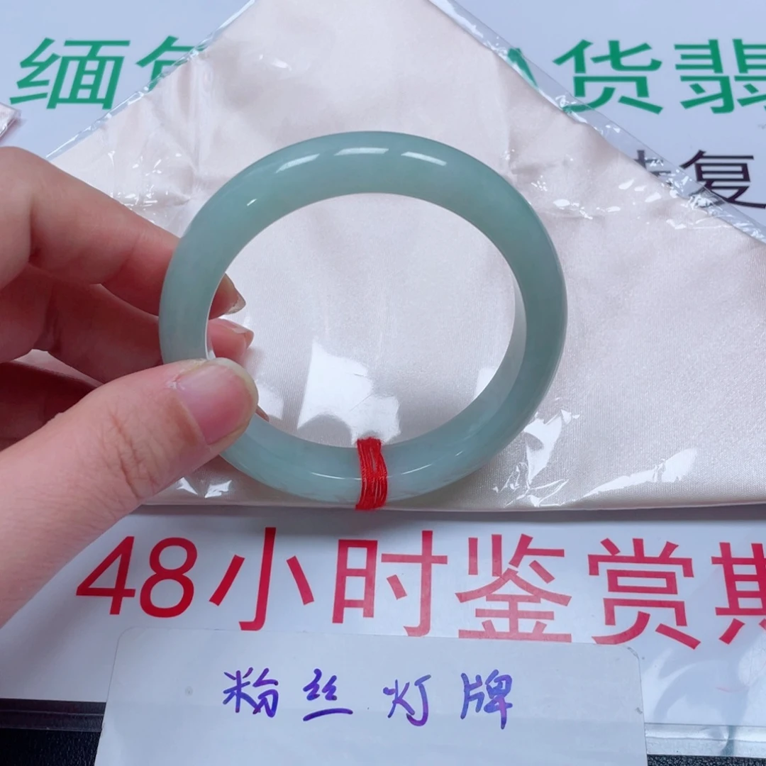 翡翠未镶嵌手镯冰绿