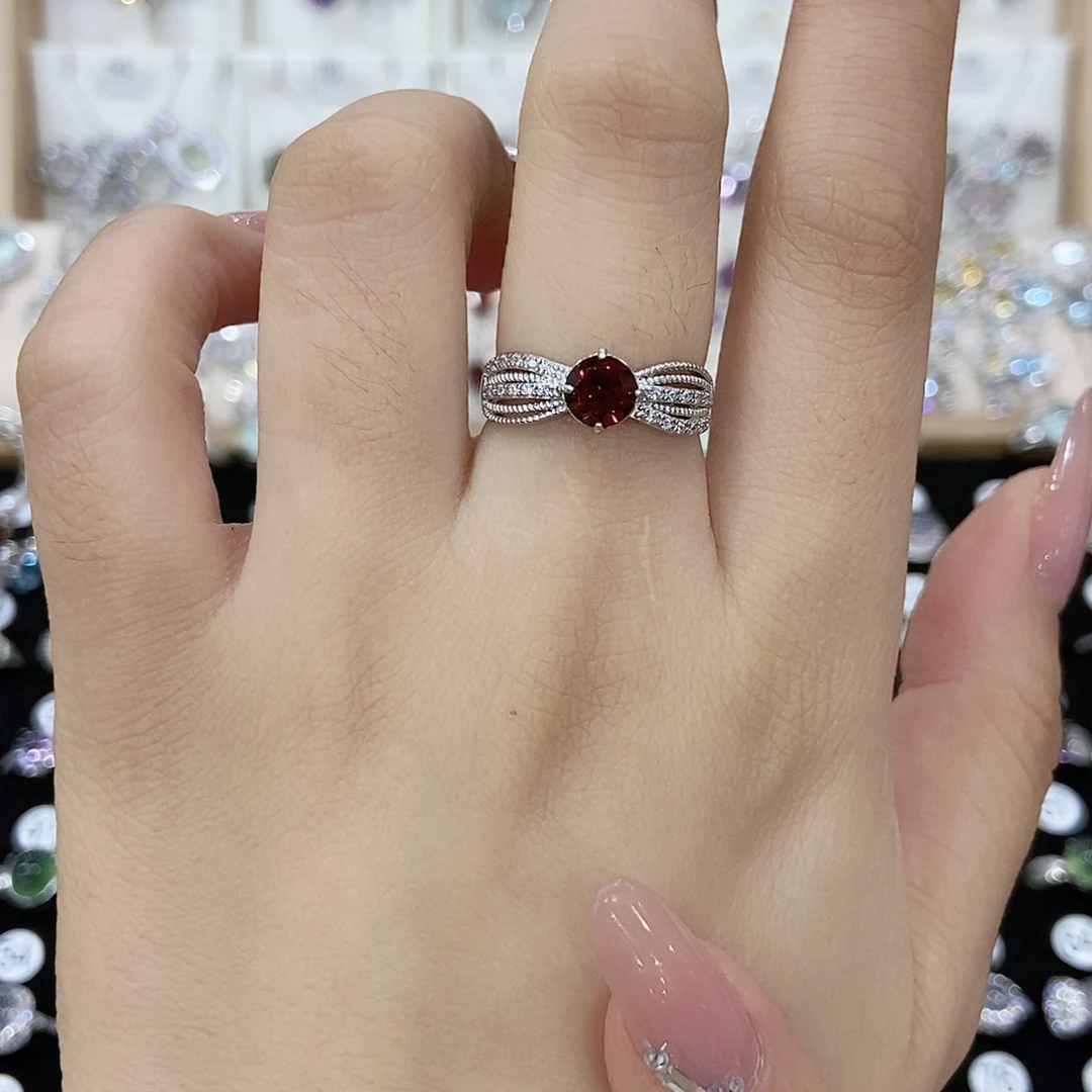 灿***花银S925镶嵌石榴石戒指