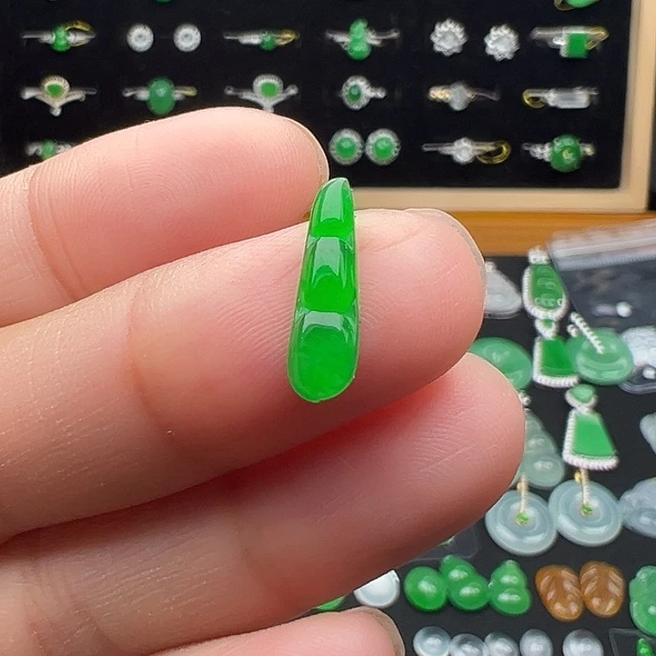 翡翠未镶嵌颈饰豆