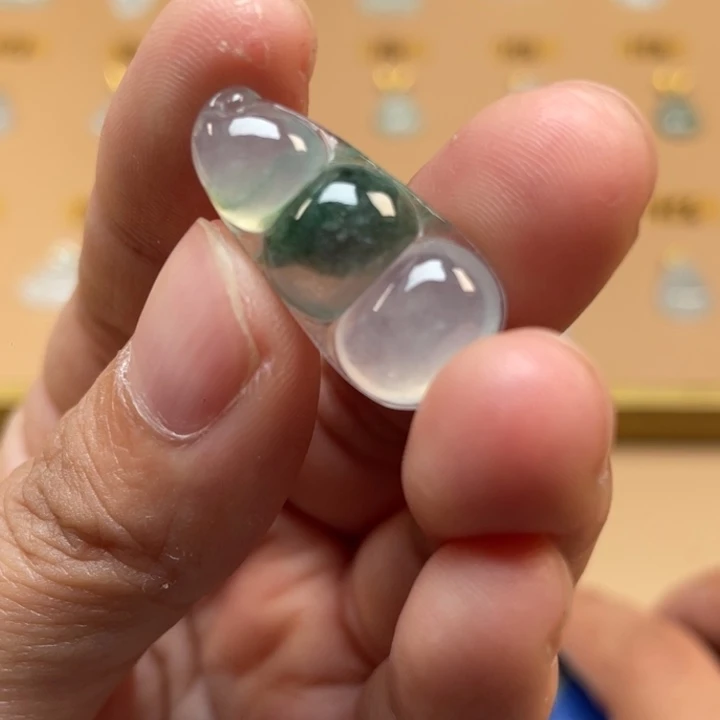 翡翠未镶嵌颈饰豆子