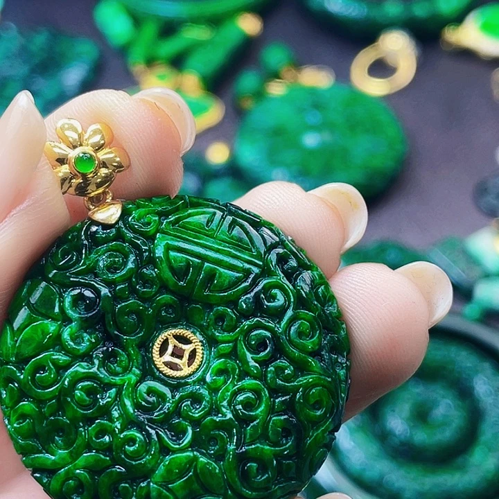 逍***凡翡翠18K金镶嵌颈饰