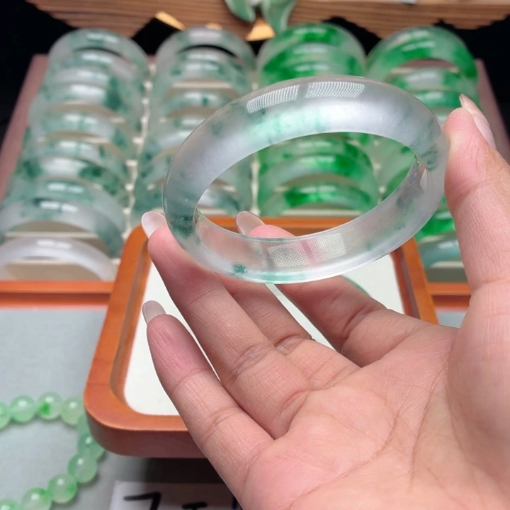 龙***哥石英质玉未镶嵌手镯