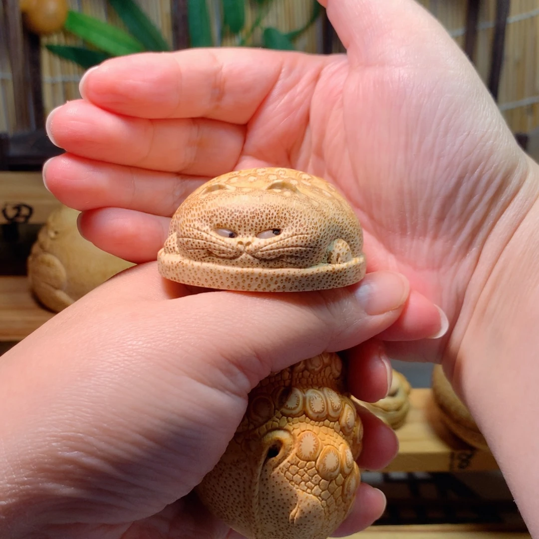 白***鸦香榧木精工财迷猫竹根雕手把件