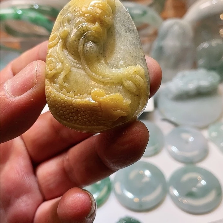 翡翠未镶嵌颈饰翡翠关公牌