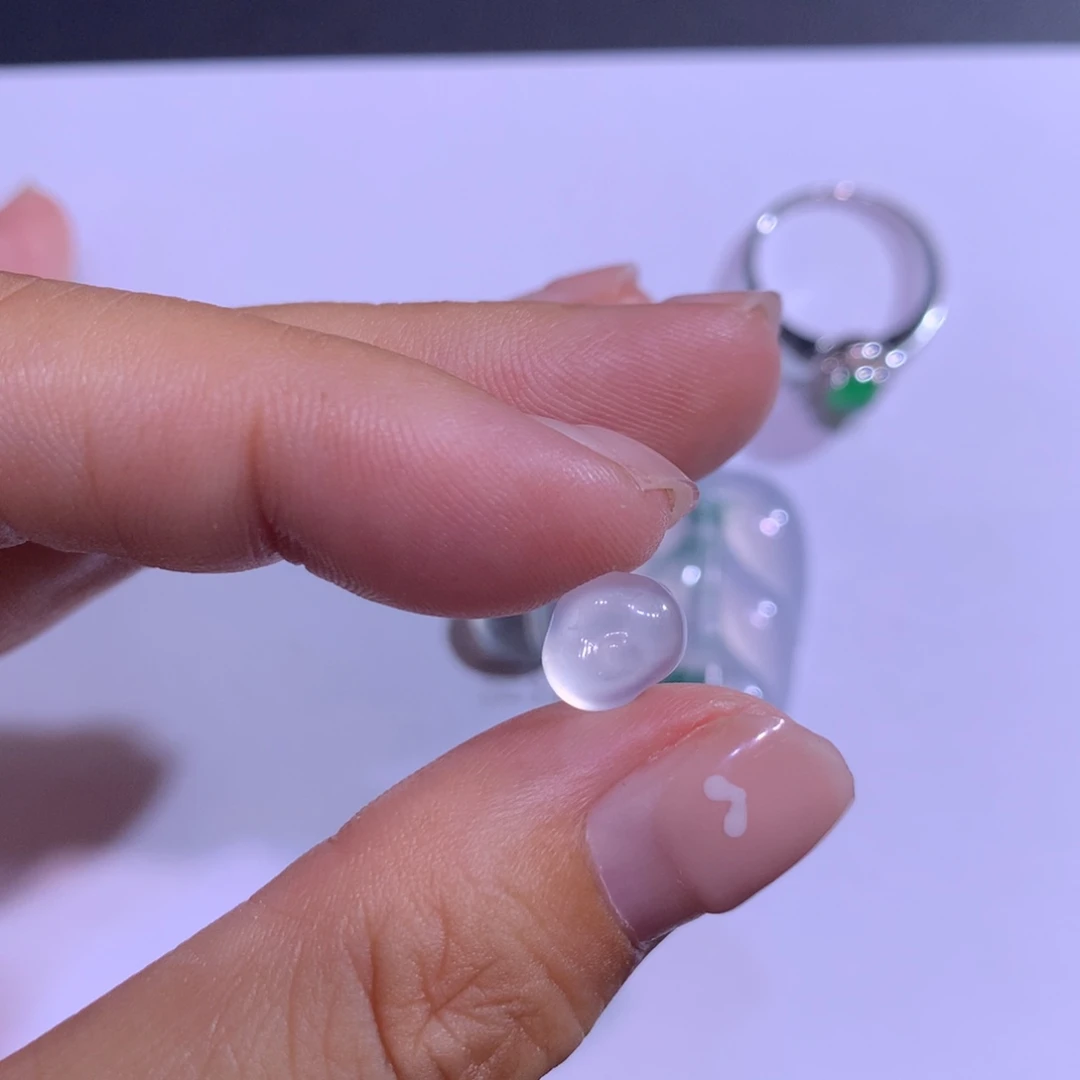 翡翠未镶嵌颈饰祥云