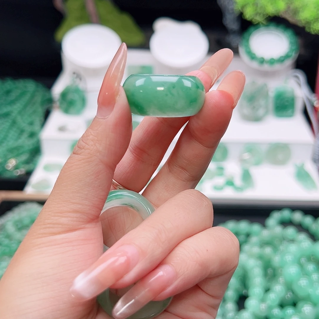 石英质玉（非洲翠）未镶嵌戒指