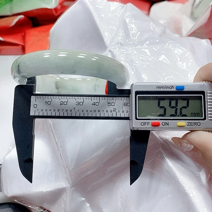 翡翠手镯未镶嵌128。