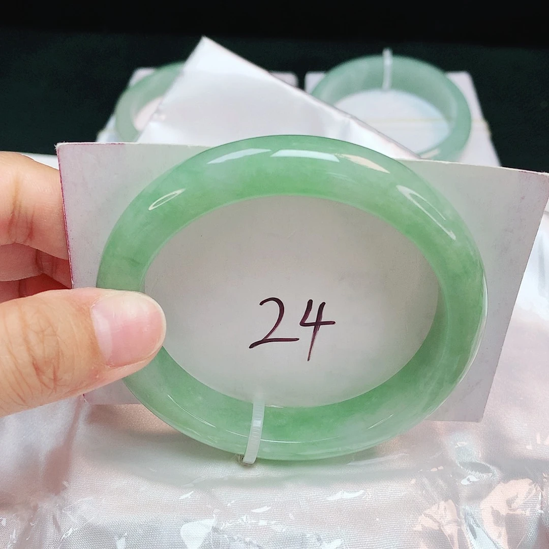 翡翠未镶嵌手镯正圈60