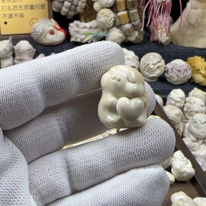 向***生非金属配饰鹿角雕刻小兔