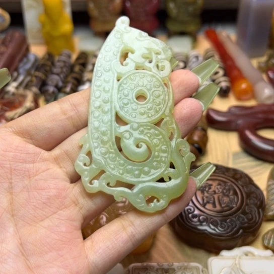 蛇纹石玉未镶嵌颈饰