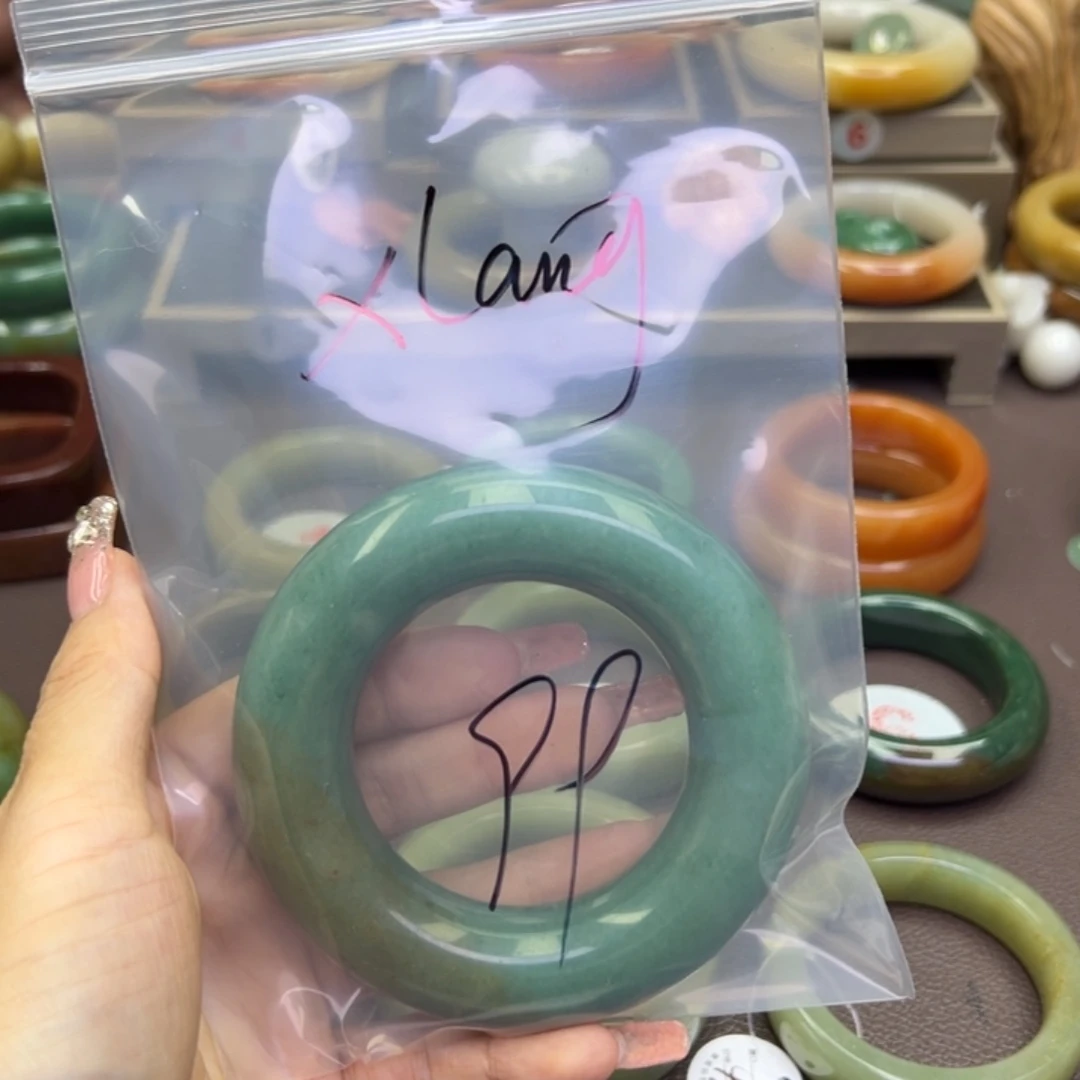 石英岩玉手镯未镶嵌X****?