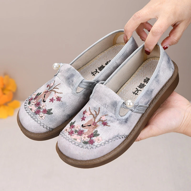 春新款老北京布鞋女绣花鞋女一脚蹬平底妈妈鞋百搭休闲鞋透气单鞋