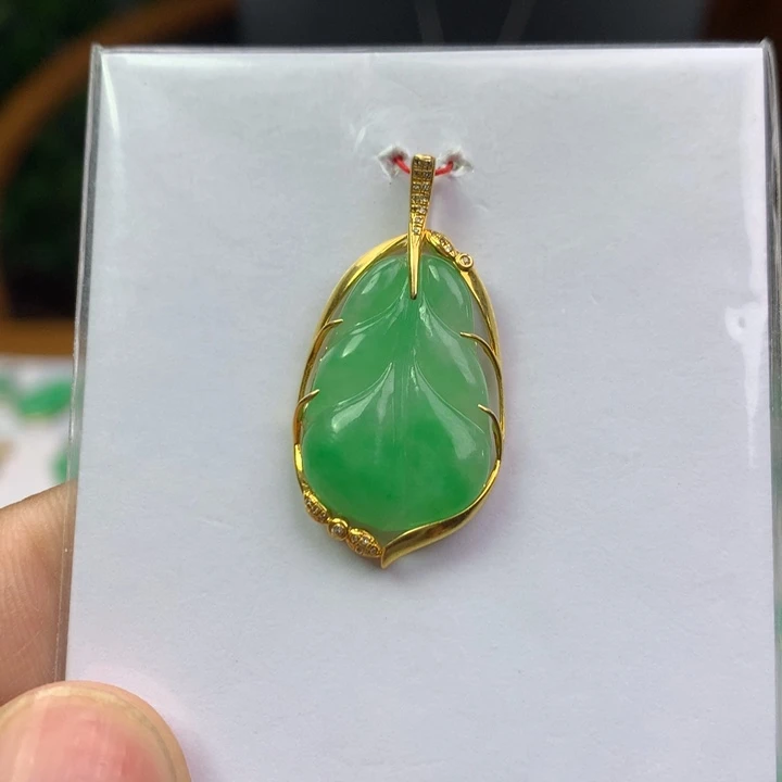 颈饰18K金镶嵌翡翠