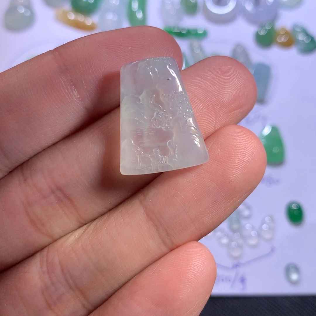 翡翠未镶嵌颈饰山水