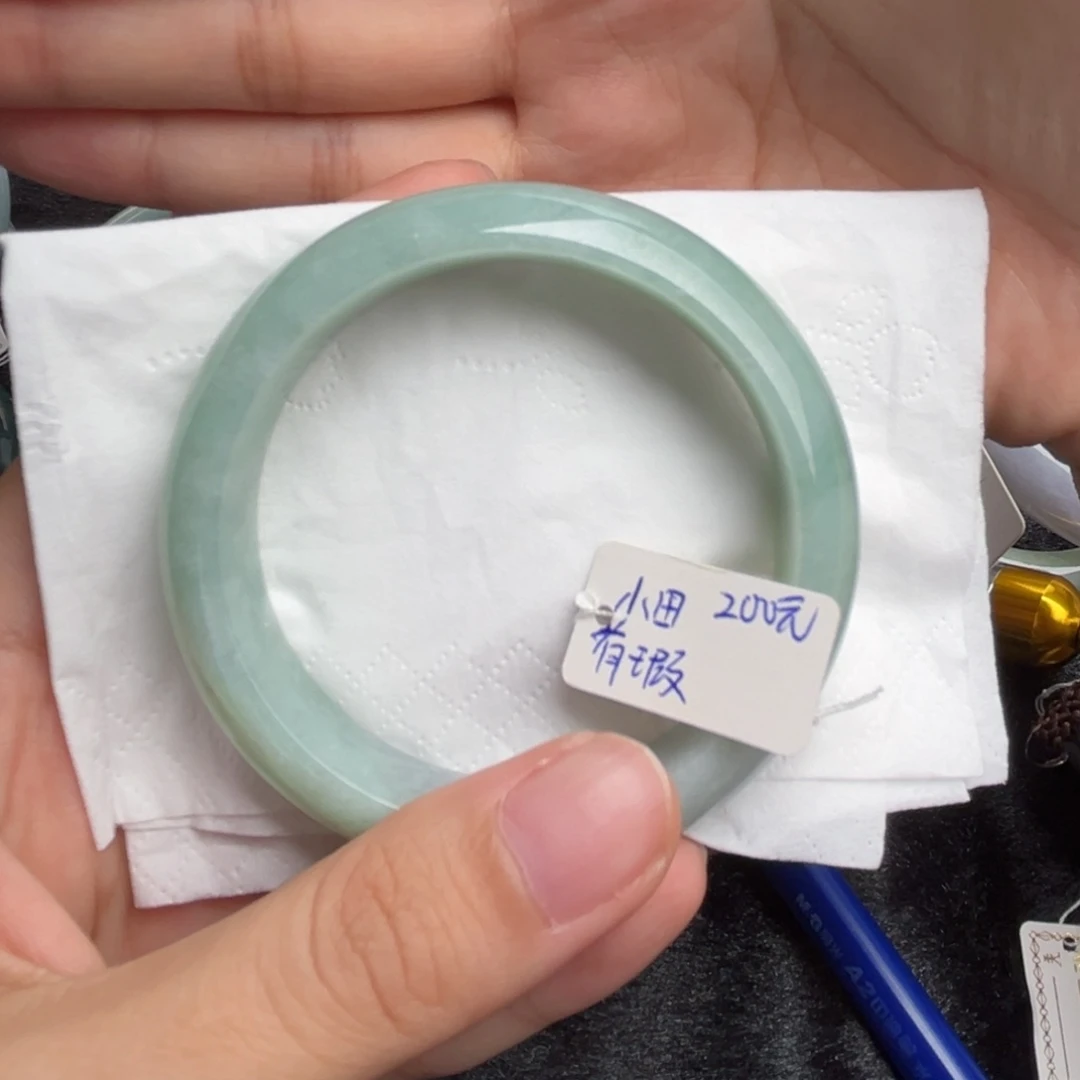 翡翠手镯未镶嵌小*-翡翠正圈，有瑕