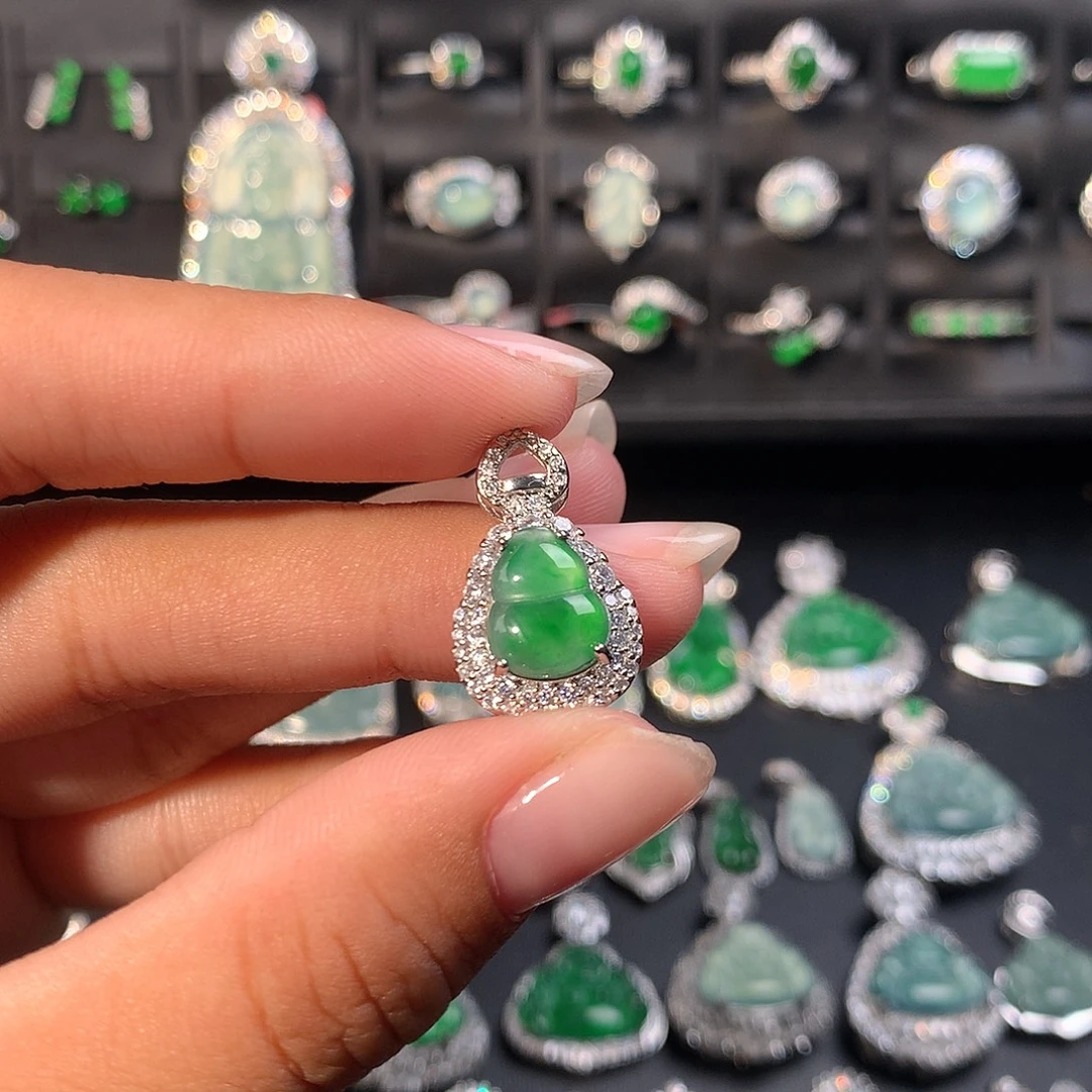 翡翠未镶嵌颈饰葫芦