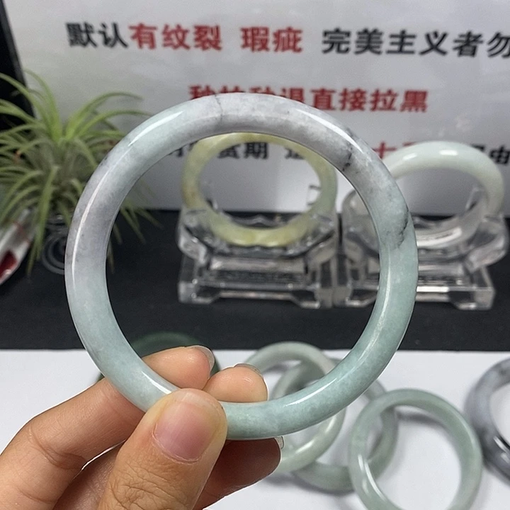 未镶嵌手镯翡翠84号。 59圈