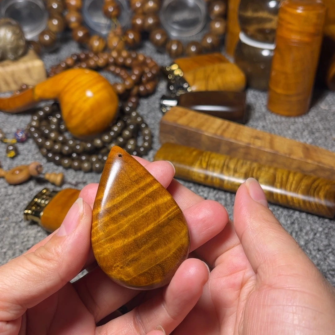 金丝楠雨滴吊坠小叶