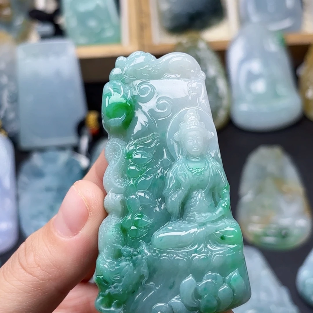 翡翠未镶嵌颈饰观音