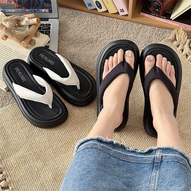 黑色网红厚底人字拖鞋女夏外穿2025新款软底增高沙滩防滑凉拖
