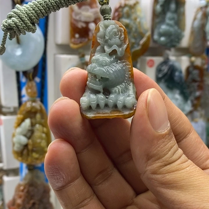 翡翠未镶嵌颈饰虎