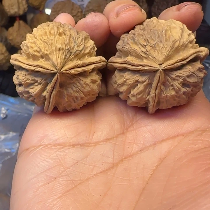 文玩核桃吊坠熊猫三棱37