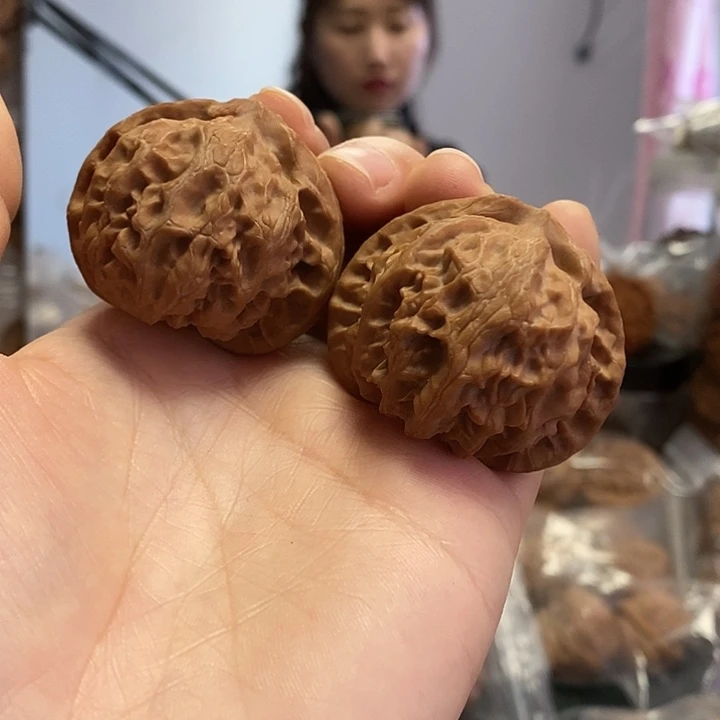 文玩核桃把件43红皮宫灯水尖浮黄