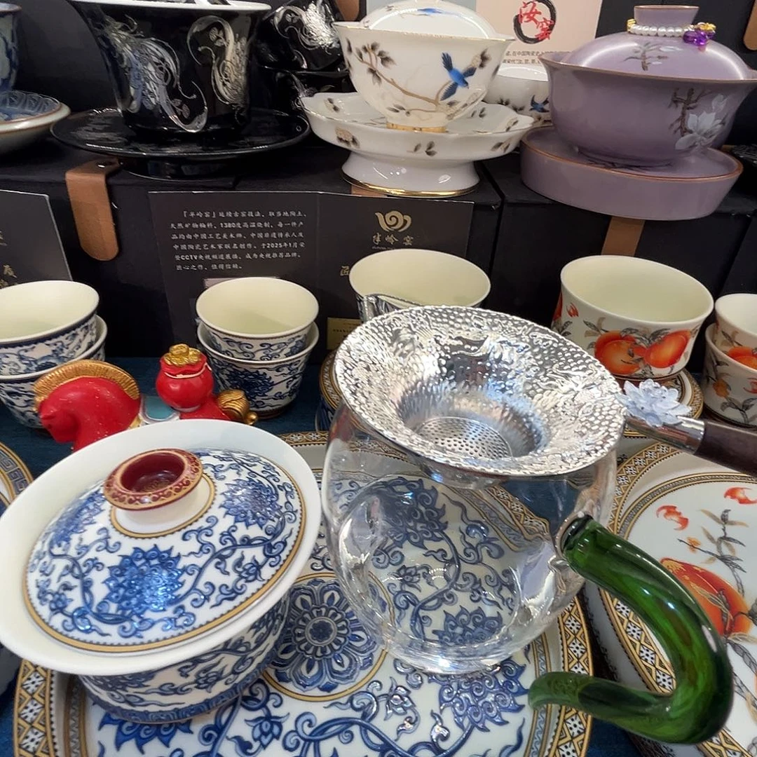 ……这些盖碗很漂亮！！