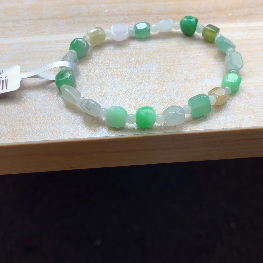 翡翠颈饰未镶嵌吊坠