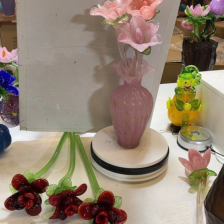 3只红玫瑰加花瓶加3只百合