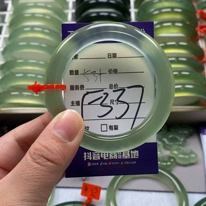 蛇纹石玉手镯未镶嵌一**司