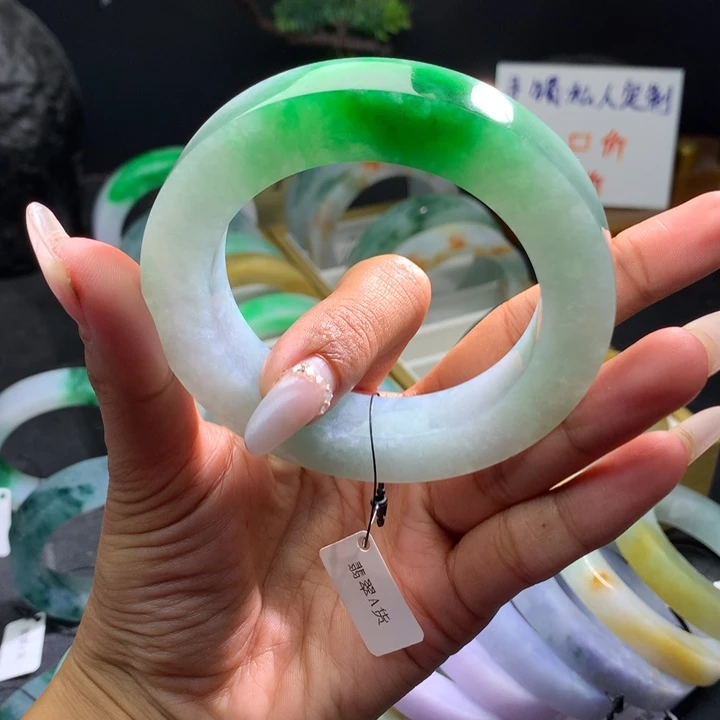 采***山定制翡翠未镶嵌一抹辣绿