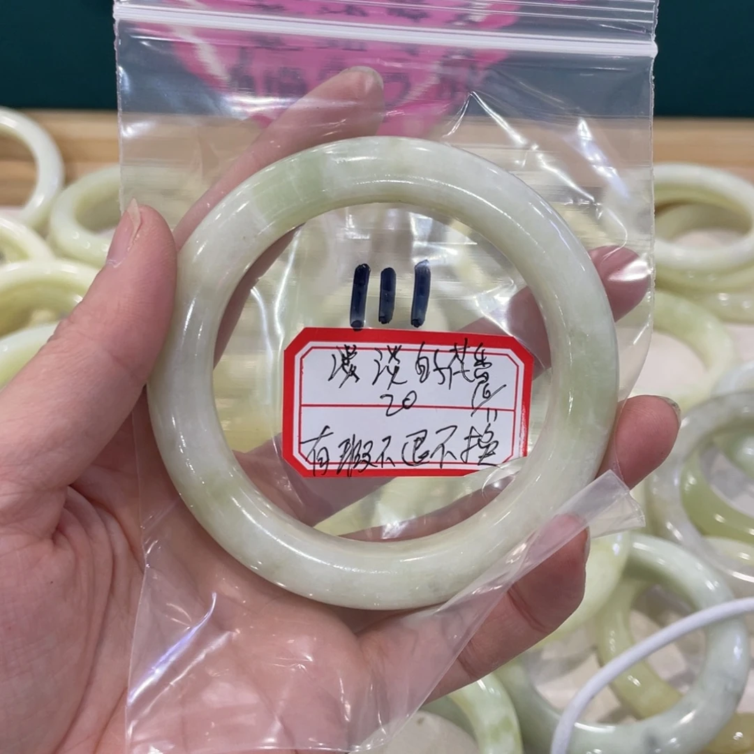 淡***香蛇纹石玉未镶嵌手镯