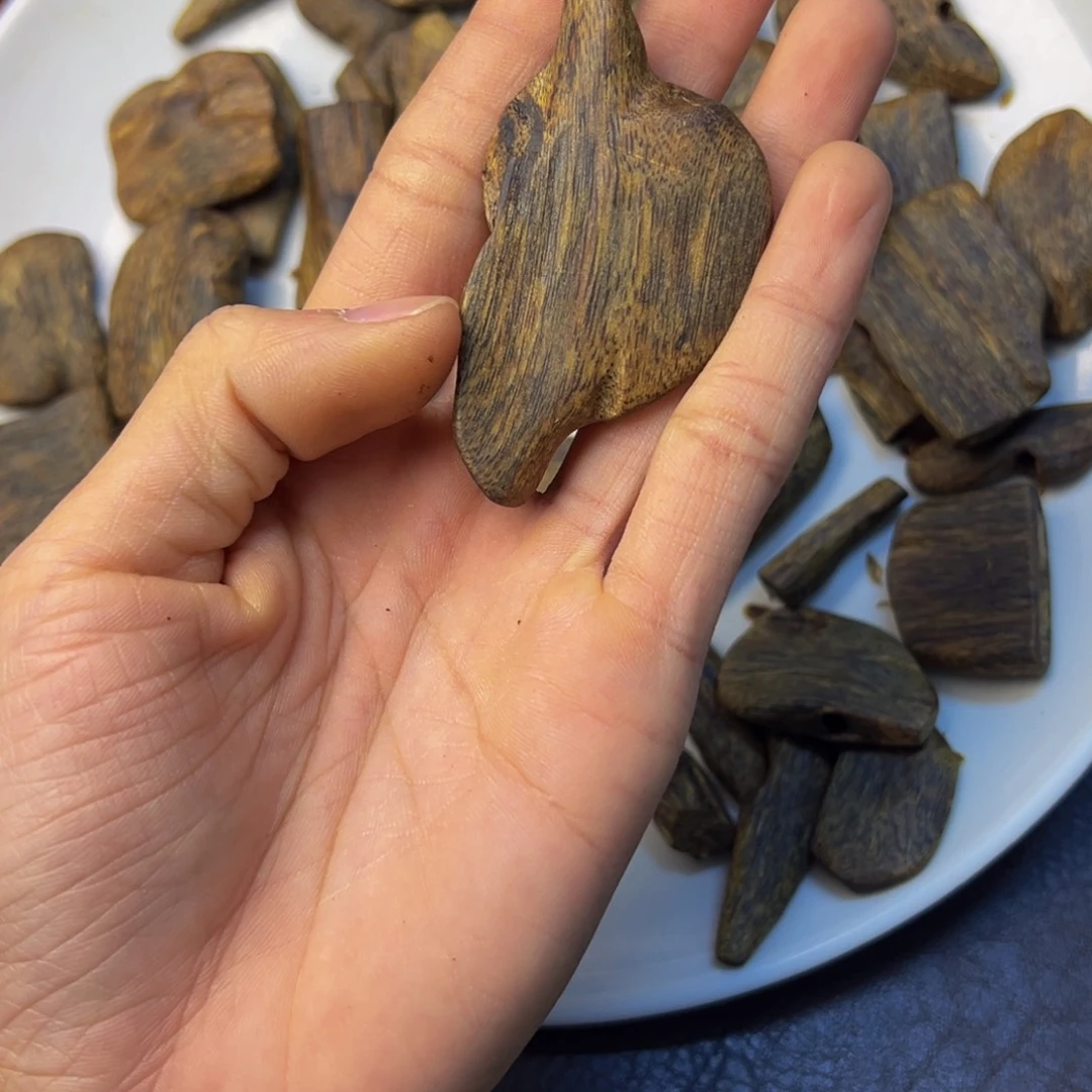 淡***桂沉香沉香碎屑蓝宝石