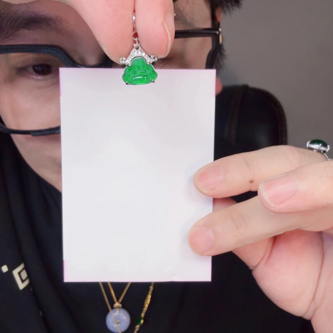 翡翠未镶嵌颈饰一件